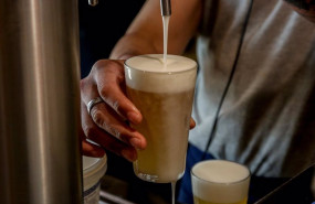 ep archivo   una camarera tira una cerveza