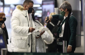 ep archivo   una empleada escanea el codigo de barras del billete de un pasajero en la estacion de