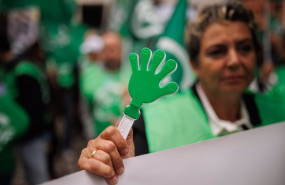 ep archivo   una mujer sujeta una pancarta durante una concentracion de la central sindical