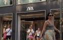 ep archivo   varias personas pasan delante de una tienda zara en el centro de barcelona a 26 de