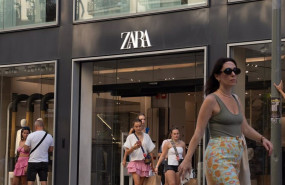 ep archivo   varias personas pasan delante de una tienda zara en el centro de barcelona a 26 de