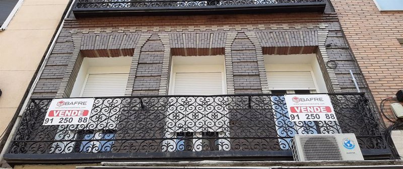 Cartel de 'se vende' en el balcón de un piso de un edificio de Madrid. | Eduardo Parra - Europa Press - Archivo ep cartel de se vende en el balcon de un piso de un edificio de madrid 20200930101403