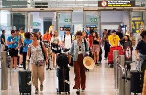 ep cientos de personas a su llegada al aeropuerto de malaga costa del sol en una foto de archivo ep cientos de personas a su llegada al aeropuerto de malaga costa del sol en una foto de archivo