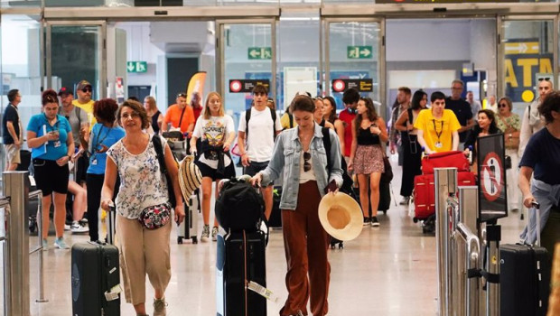 ep cientos de personas a su llegada al aeropuerto de malaga costa del sol en una foto de archivo