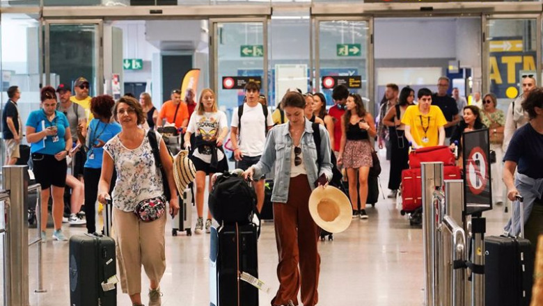 ep cientos de personas a su llegada al aeropuerto de malaga costa del sol en una foto de archivo ep cientos de personas a su llegada al aeropuerto de malaga costa del sol en una foto de archivo