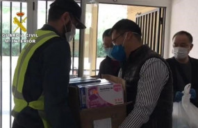 ep ciudadanos de la comunidad china entregan a la guardia civil material sanitario para combatir el