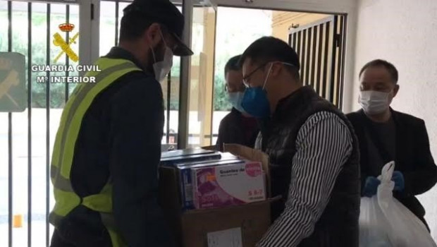 ep ciudadanos de la comunidad china entregan a la guardia civil material sanitario para combatir el