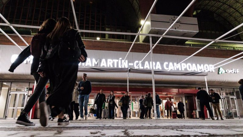 Decenas de personas en el exterior de la estación de Chamartín, a 19 de octubre de 2024, en Madrid (España). | Carlos Luján - Europa Press ep decenas de personas en el exterior de la estacion de chamartin a 19 de octubre de 2024 en madrid
