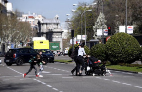 ep dos madres pasean con sus hijos frente al parque del retiro en el primer dia sin colegio por el
