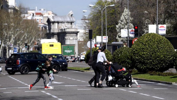 ep dos madres pasean con sus hijos frente al parque del retiro en el primer dia sin colegio por el