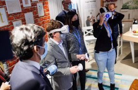 ep el alcalde de madrid jose luis martinez almeida 2i prueba unas gafas virtuales durante una visita