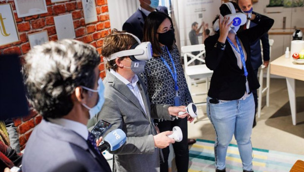 ep el alcalde de madrid jose luis martinez almeida 2i prueba unas gafas virtuales durante una visita