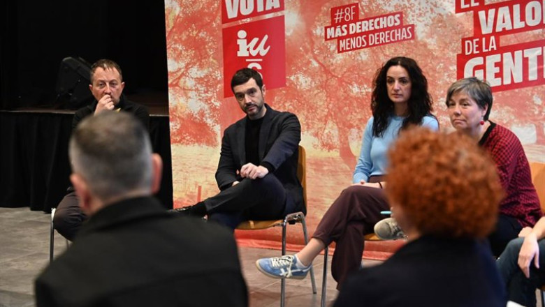 El ministro de Derechos Sociales, Consumo y Agenda 2030, Pablo Bustinduy (2i), y la candidata a la Presidencia del Gobierno de Aragón por Izquierda Unida-Movimiento Sumar, Marta Abengochea (2d). | Ramón Comet - Europa Press ep el ministro de derechos sociales consumo y agenda 2030 pablo bustinduy 2i y la candidata a la