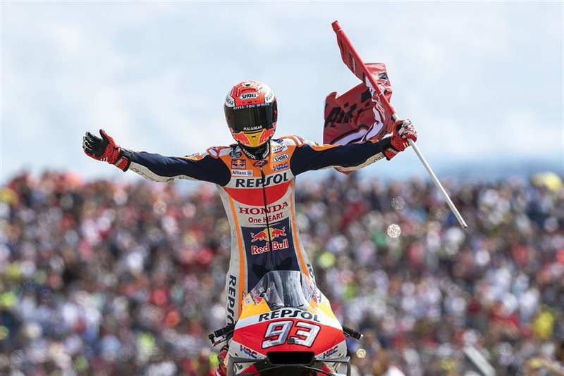 ep el piloto de motogp marc marquez repsol honda celebra su victoria en el gp aragon 2019