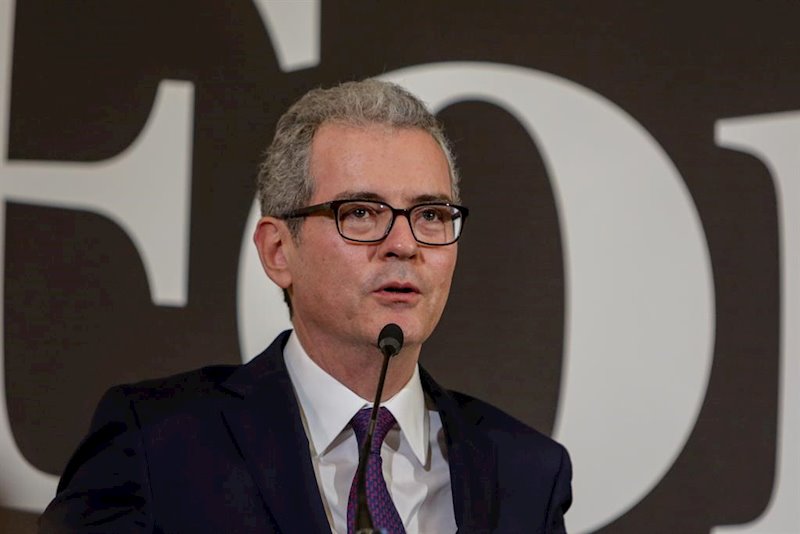 https://img4.s3wfg.com/web/img/images_uploaded/3/5/ep_el_presidente_de_inditex_pablo_isla_da_un_discurso_en_los_premios_forbes_que_reconocen_su_labor.jpg