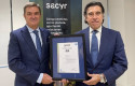 ep el presidente de sacyr manuel manrique recibe la verificacion de la huella de agua de la compania