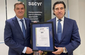 ep el presidente de sacyr manuel manrique recibe la verificacion de la huella de agua de la compania