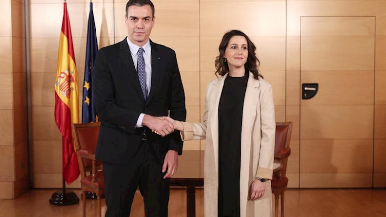 El presidente del Gobierno en funciones, Pedro Sánchez y la lider de Ciudadanos, Inés Arrimadas, posan juntos momentos antes de su reunión en el Congreso de los Diputados, en Madrid (España), a 16 de diciembre de 2019. | Eduardo Parra - Europa Press - Archivo ep el presidente del gobierno en funciones pedro sanchez y la lider de ciudadanos ines arrimadas