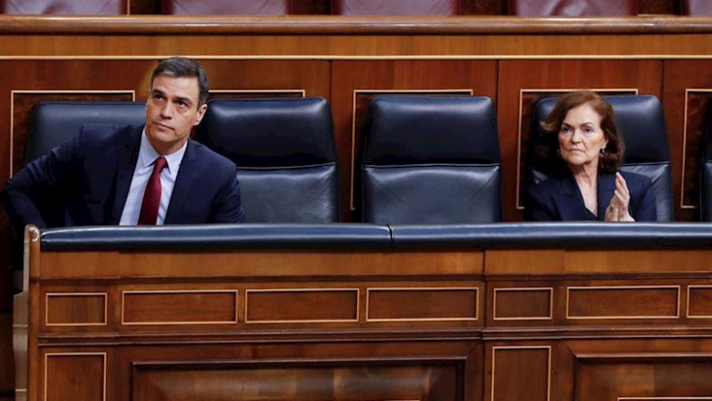 El presidente del Gobierno, Pedro Sánchez y la vicepresidenta primera, Carmen Calvo, en el hemiciclo del Congreso | Pool ep el presidente del gobierno pedro sanchez y la vicepresidenta primera carmen calvo en el hemiciclo