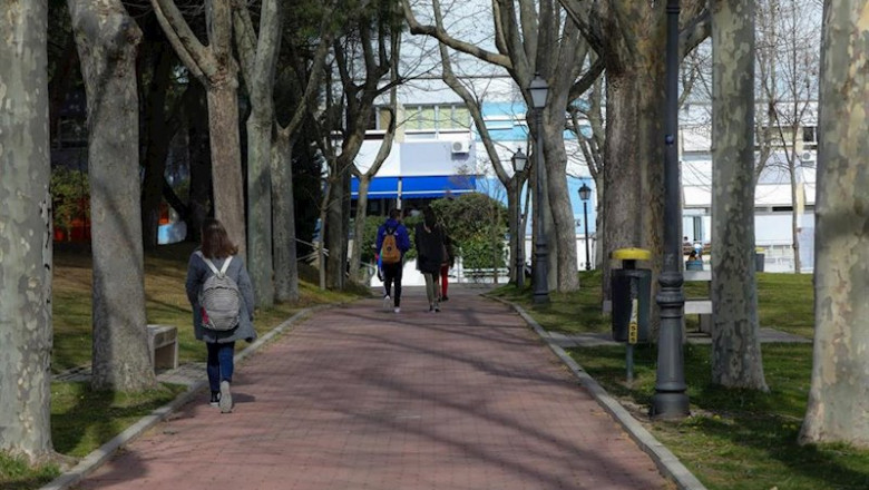 Estudiantes pasean por el campus de la Universidad Autónoma de Madrid. | Jesús Hellín - Europa Press - Archivo ep estudiantes pasean por el campus de la universidad autonoma de madrid