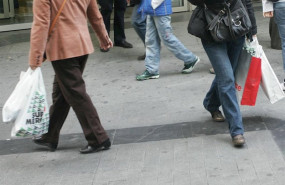 ep gente paseando con bolsas de plastico en la mano