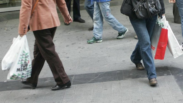 ep gente paseando con bolsas de plastico en la mano