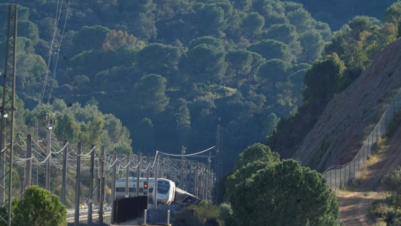 Imagen de la zona del accidente ferroviario con los convoyes de trenes siniestrados en Adamuz. | Joaquin Corchero - Europa Press ep imagen de la zona del accidente ferroviario con los convoyes de trenes siniestrados en adamuz