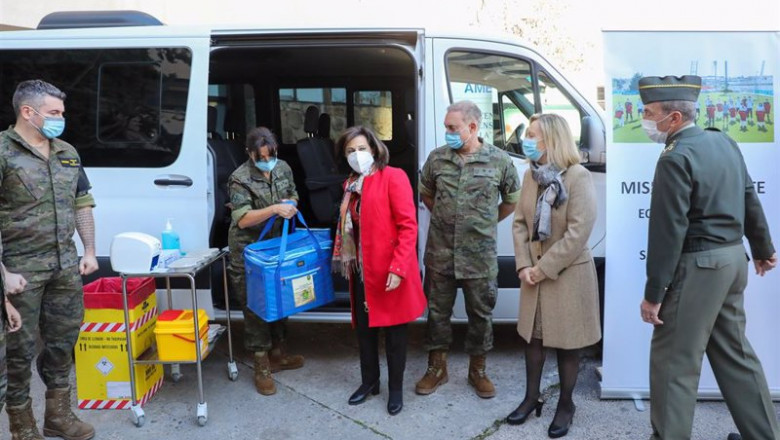 La Ministra de Defensa, Margarita Robles durante su visita a los Equipos Móviles de Vacunación | Marta Fernández Jara - Europa Press ep la ministra de defensa margarita robles durante su visita a los equipos moviles de vacunacion