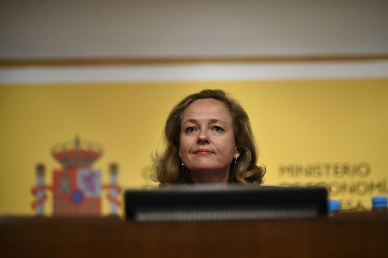 El mayor poder de Calviño en el Gobierno calma a la banca tras las amenazas fiscales