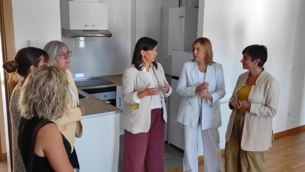 ep la ministra de vivienda y agenda urbana isabel rodriguez d visita en lekunberri un complejo