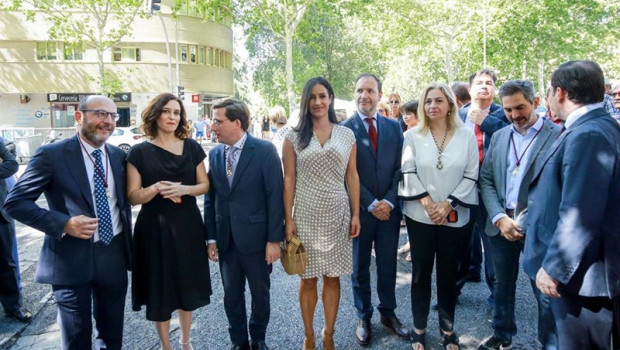 ep la presidentala comunidadmadrid isabel diaz ayuso asistela ofrenda floralcuadrola virgenla palomamadrid aizquierda esta alcaldemadrid jose luis martinez-almeida yvicealcaldesala capital begona villa