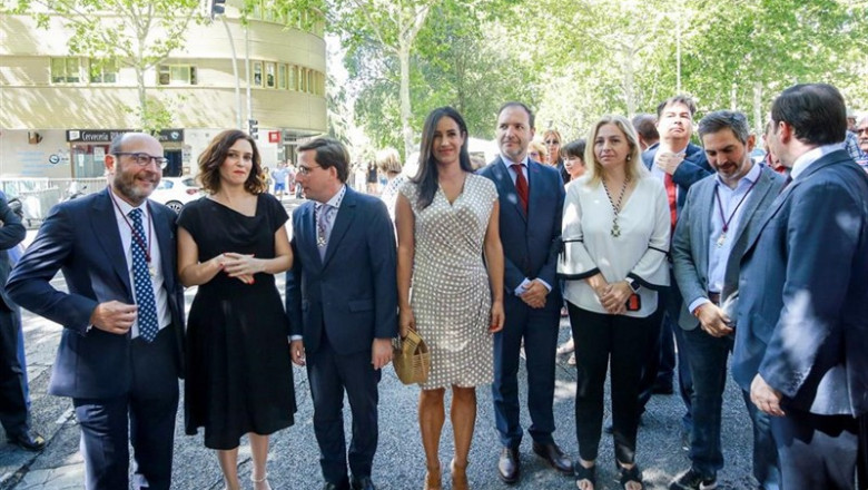 La presidenta de la Comunidad de Madrid, Isabel Díaz Ayuso, asiste a la ofrenda floral ante el cuadro de la Virgen de la Paloma en Madrid. A su izquierda está el alcalde de Madrid, José Luis Martínez-Almeida, y la vicealcaldesa de la capital, Begoña Villa | Ricardo Rubio - Europa Press ep la presidentala comunidadmadrid isabel diaz ayuso asistela ofrenda floralcuadrola virgenla palomamadrid aizquierda esta alcaldemadrid jose luis martinez-almeida yvicealcaldesala capital begona villa