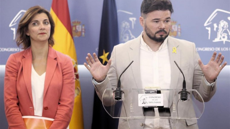 Los portavoces de ERC en el Congreso de los Diputados, Carolina Telechea y Gabriel Rufián, ofrecen declaraciones a los medios de comunicación tras su reunión con el PSOE dentro de la nueva ronda de encuentros previos a la investidura del candidato social | Eduardo Parra - Europa Press ep los portavoces de erc en el congreso de los diputados carolina telechea y gabriel rufian ofrecen