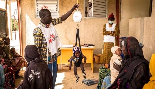 Médico tomando el peso a un niño en Níger | EUROFRED ep medico tomandopesoun ninoniger