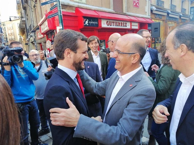 ep pablo casado saluda en pamplona a alberto catalan candidato de navarra suma al senado