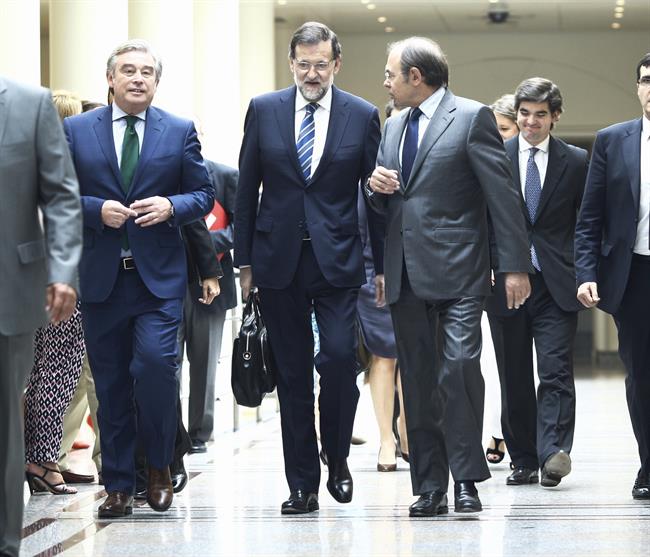 Rajoy y Pío García Escudero en los pasillos del Senado | EUROPA PRESS ep rajoypio garcia escuderolos pasillossenado
