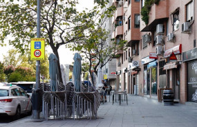 ep terraza recogida y cerrada de un bar en fuenlabrada madrid espana