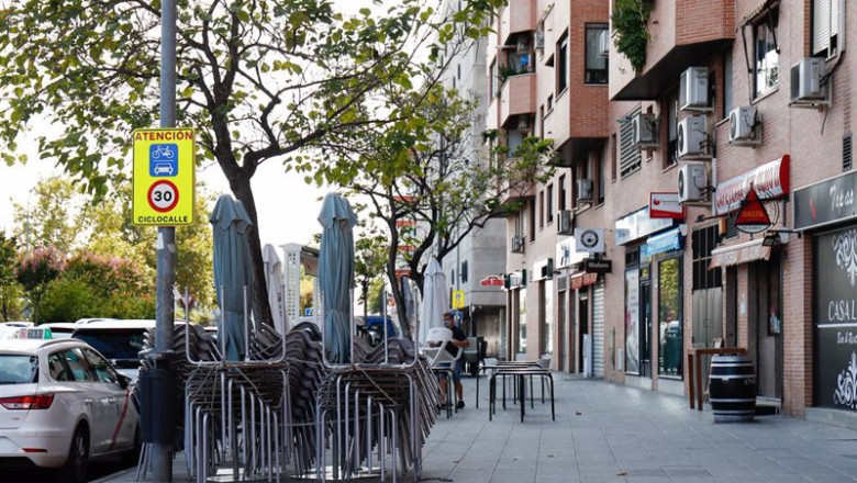 ep terraza recogida y cerrada de un bar en fuenlabrada madrid espana
