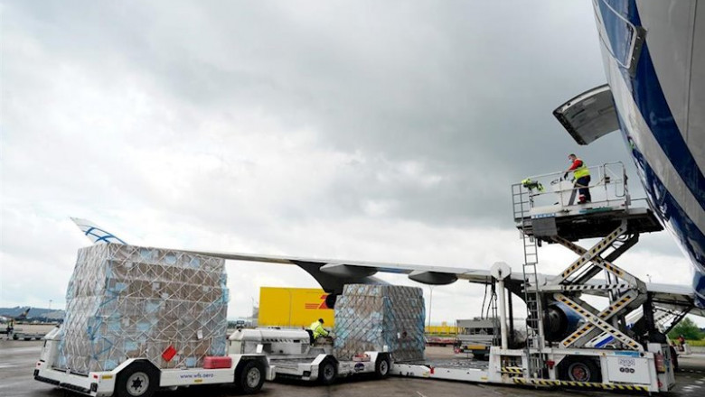 Trabajadores del aeropuerto en un avión en el aeropuerto Adolfo Suárez Madrid-Barajas. | Comunidad de Madrid ep trabajadores del aeropuerto en un avion en el aeropuerto adolfo suarez madrid-barajas