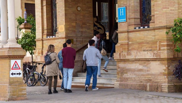 ep turistas accede a un centrico hotel de cinco estrellas en la ciudad en foto de recurso