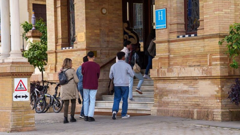 ep turistas accede a un centrico hotel de cinco estrellas en la ciudad en foto de recurso