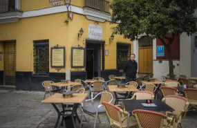 ep un camarero espera la llegada de clientes en un restaurante del barrio de santa cruz en sevilla