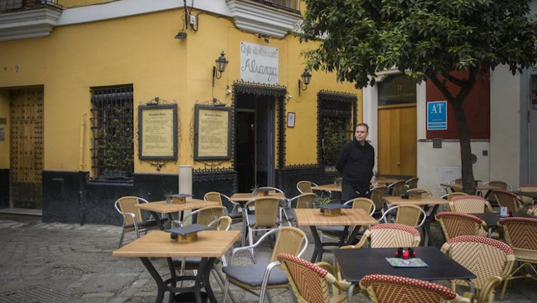 ep un camarero espera la llegada de clientes en un restaurante del barrio de santa cruz en sevilla