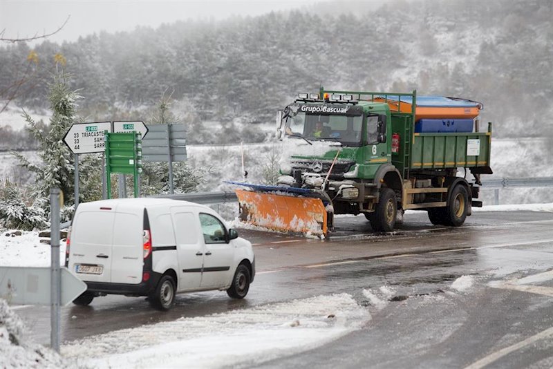 ep un camion quitanieves en una carretera de las montanas de os ancares ep un camion quitanieves en una carretera de las montanas de os ancares