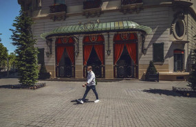 ep un hombre camina por delante del hotel el palace en barcelona cerrado durante la crisis del