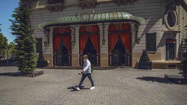 ep un hombre camina por delante del hotel el palace en barcelona cerrado durante la crisis del