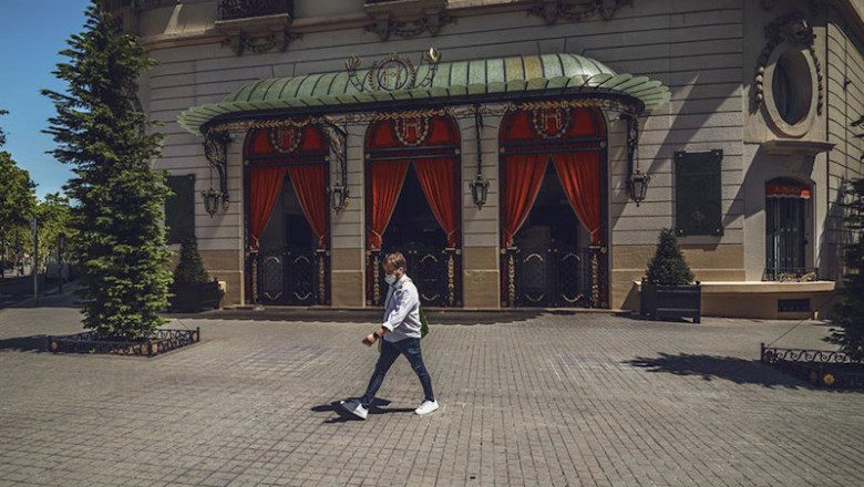 Un hombre camina por delante del hotel 'El Palace', en Barcelona, cerrado durante la crisis del coronavirus. | Matthias Oesterle/dpa ep un hombre camina por delante del hotel el palace en barcelona cerrado durante la crisis del
