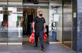 ep un hombre sale con varias bolsas de un establecimiento de el corte ingles