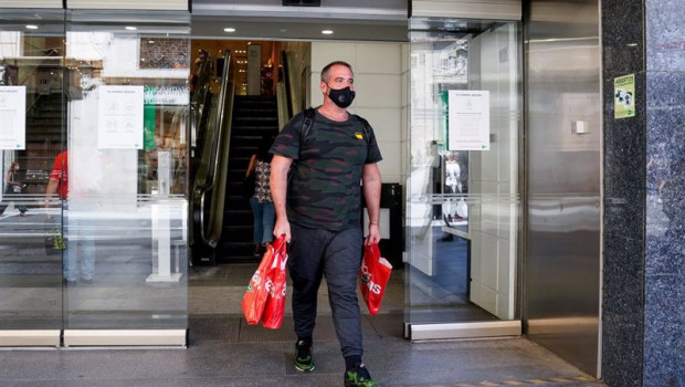 ep un hombre sale con varias bolsas de un establecimiento de el corte ingles