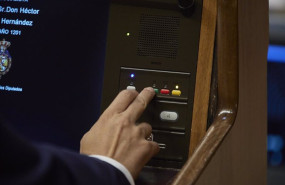 ep un miembro del hemiciclo vota en una sesion plenaria en el congreso de los diputados en una ep un miembro del hemiciclo vota en una sesion plenaria en el congreso de los diputados en una